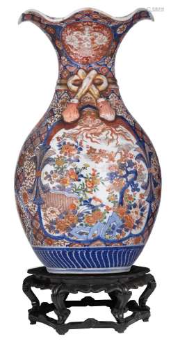A Japanese Imari vase, on a matching wooden base, 19thC, H 6...
