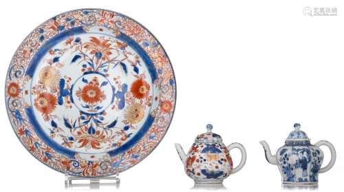 A Chinese Imari charger and a teapot, H 12,5 - ø 35 cm - add...