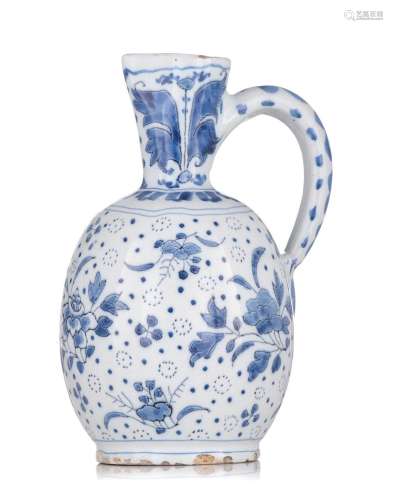 A Dutch Delft blue and white pitcher, 18thC, H 21,5 cm