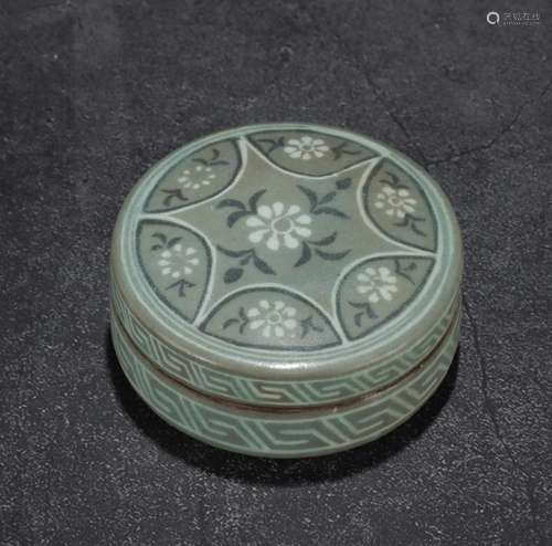 A Korean Porcelain Round Box