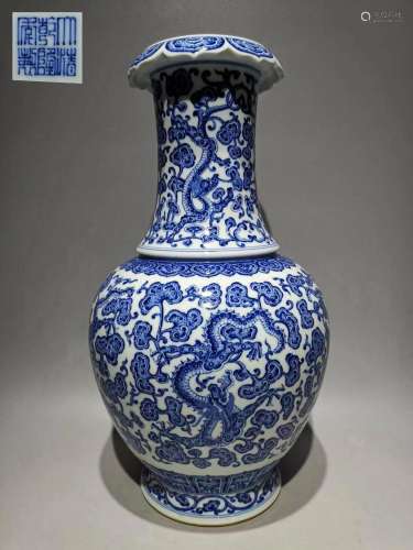 A Blue and white dragon pattern Vase