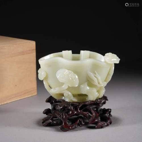 Carved White Jade Lingzhi-Form Washer