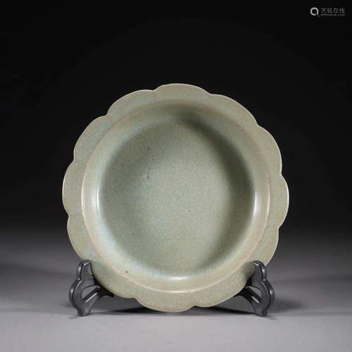 Olive-Green Glaze Barbed-Rim Basin