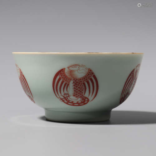 清 豆青地矾红团凤纹碗