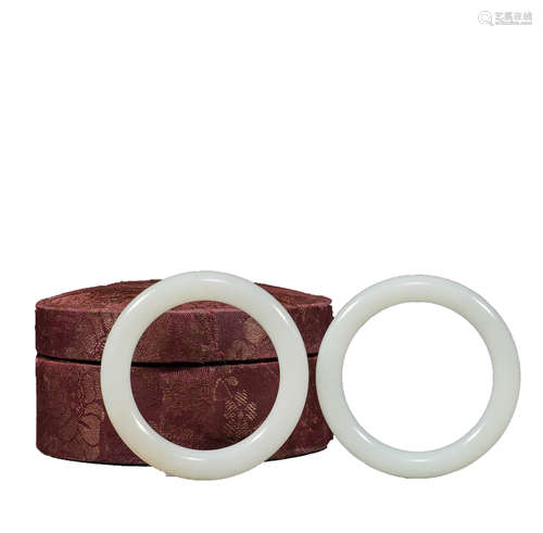 A pair of Hetian jade bracelets in the Qing Dynasty