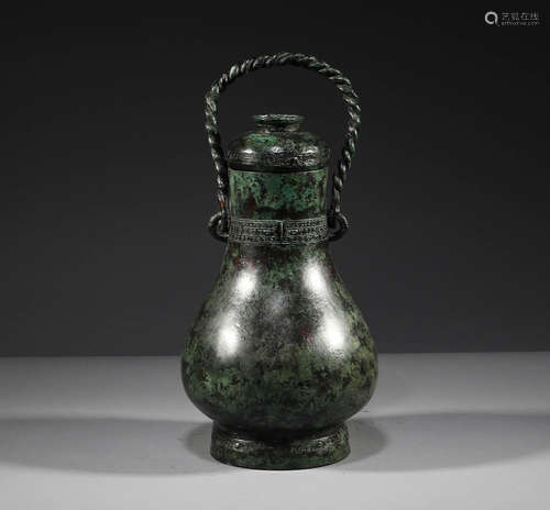 Ancient China, bronze lifting beam bottle