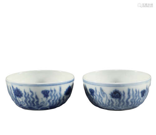 In the Ming Dynasty, a pair of blue and white seaweed tea cu...