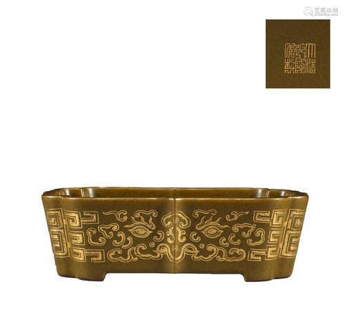 In the Qing Dynasty, the golden Narcissus basin was painted ...