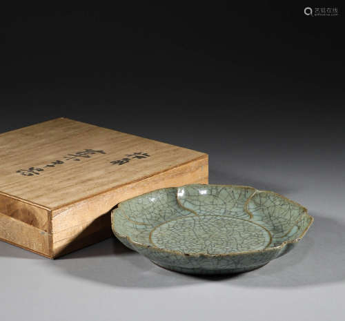 Ancient China, official kiln, petal mouth plate