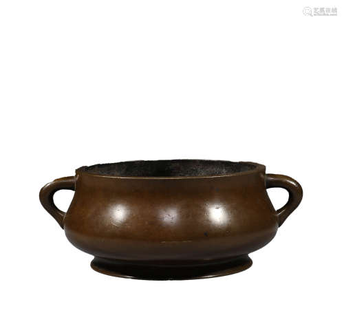 In the Ming Dynasty, the bronze double ear censer