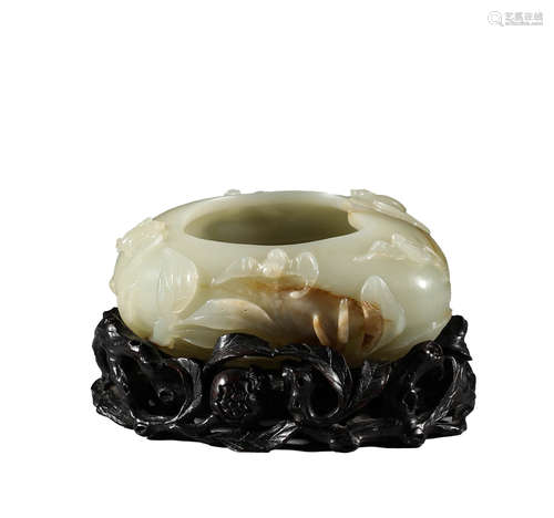 In the Qing Dynasty, Hotan jade peach pen wash