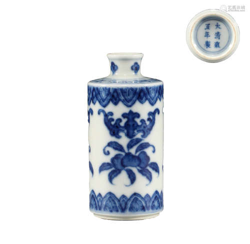 Qing Dynasty, blue and white snuff bottle with Fushou patter...