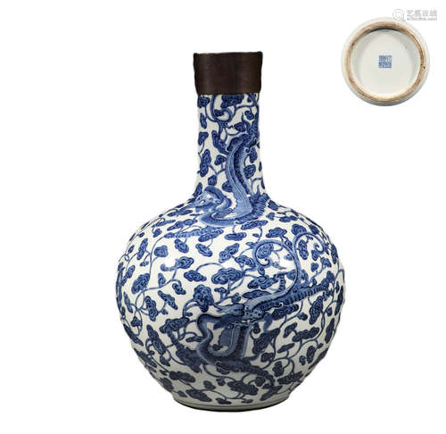 Qing Dynasty, blue and white dragon pattern celestial bottle