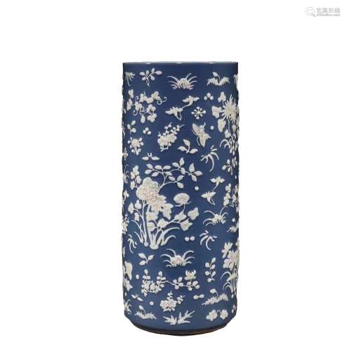 In the Qing Dynasty, the bile tube with white flower pattern...
