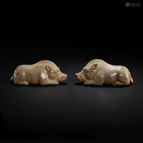 A PAIR OF CHINESE HAN DYNASTY HETIAN JADE PIGS