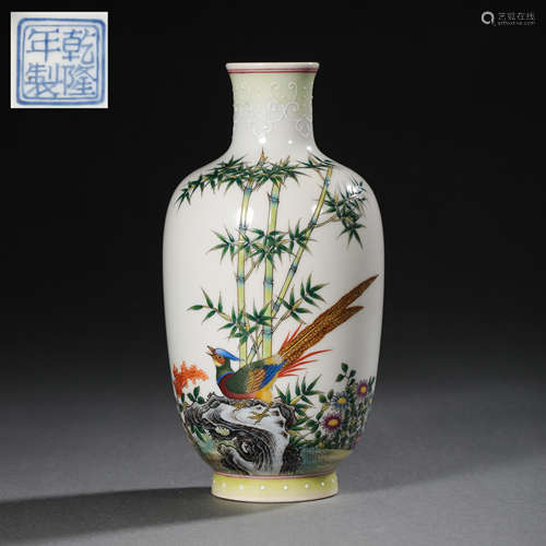 FLOWER-PATTERNED VASE, QIANLONG PERIOD OF THE QING DYNASTY, ...