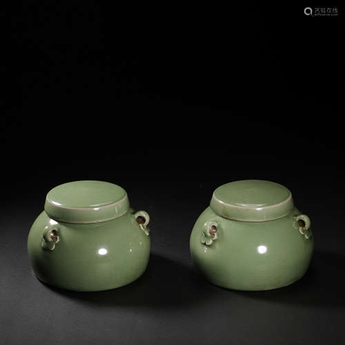 A PAIR OF LONGQUAN WARE CELADON-GLAZED CHESS JARS WITH LID