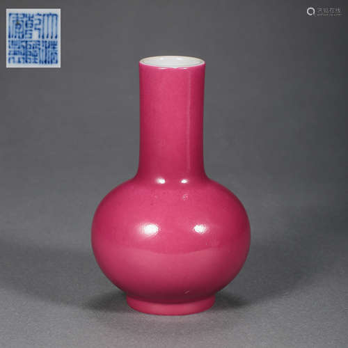 ROUGE RED FLASK IN THE QIANLONG PERIOD OF THE QING DYNASTY I...