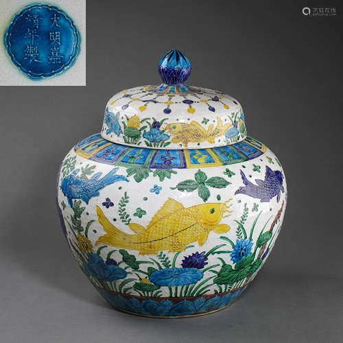 CHINESE MING DYNASTY LARGE WUCAI FISH PATTERN POT