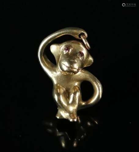 Pendentif en or jaune, figurant un singe, les yeux incrustés...