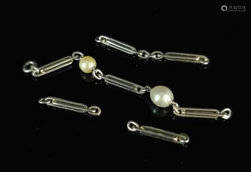 Éléments d'un collier en or blanc (et deux perles)