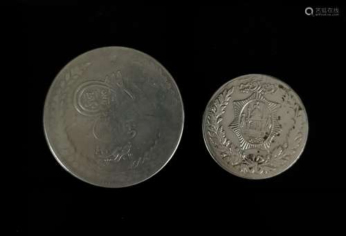 Deux pièces orientales en argent