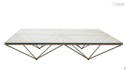 319-Table basse reposant sur un piètement en métal peint des...