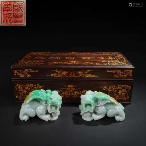A PAIR OF CHINESE JADEITE BEAST TABLE ITEMS IN LACQUER