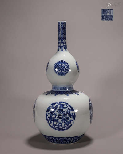 A blue and white porcelain gourd-shaped vase