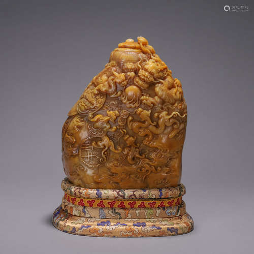 A dragon patterned tianhuang Shoushan soapstone ornament