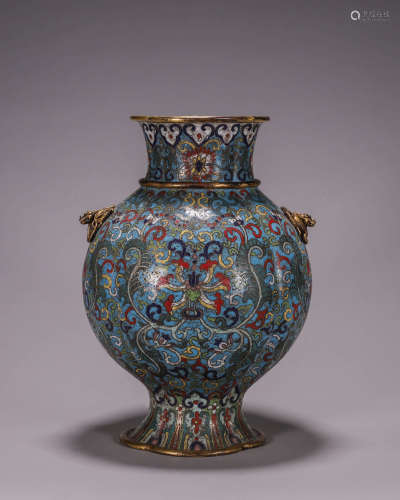 A flower patterned cloisonne zun with lion head-shaped ears