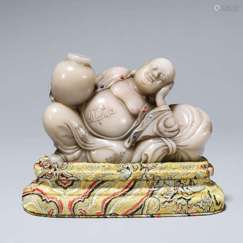 A Shoushan soapstone sleeping arhat ornament