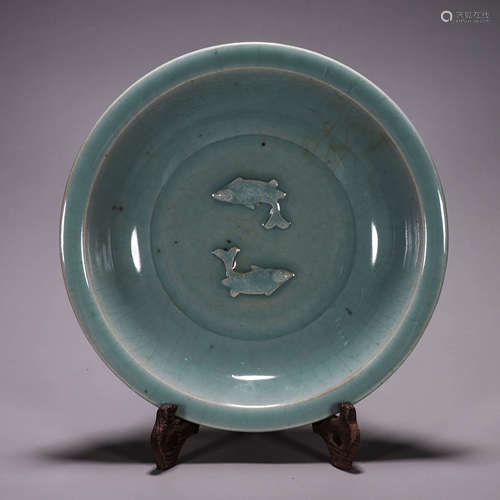 A fish patterned Longquan kiln porcelain basin