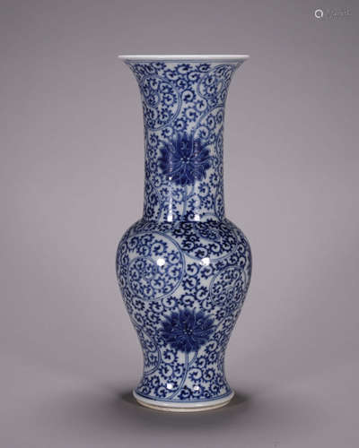 A blue and white interlocking flower porcelain vase