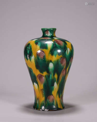 A yellow and green glazed porcelain meiping