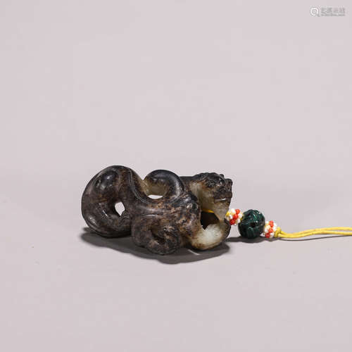 A Hetian jade dragon pendant