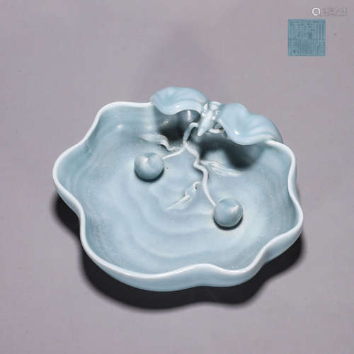 A celeste glazed porcelain brush washer