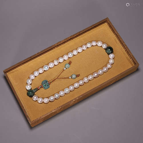 A string of pearl beads