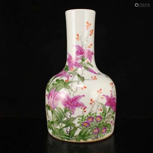 Chinese Famille Rose Flowers Design Porcelain Vase