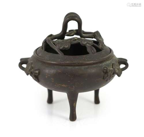 A Chinese bronze censer and cover, 19th century, 12cm wide