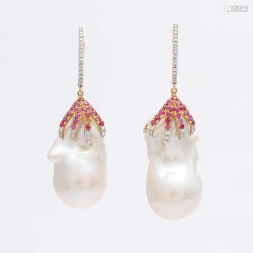 Baroque pearls pendant earrings.