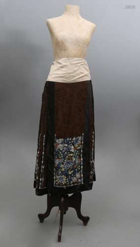 Chinese wedding skirt in brocaded and embroidered silk, 19th...