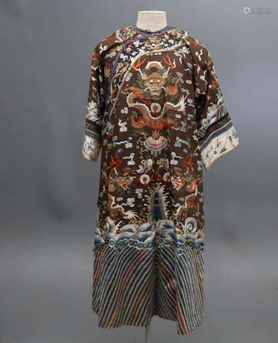 Chinese Qing-style court costume in embroidered silk, 19th C...