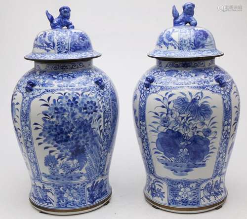 Pair of Japanese jars in blue and white porcelain, 20th Cent...