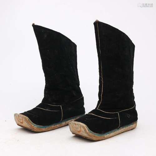 Vietnamese footwear in leather and pressed cardboard, late 1...