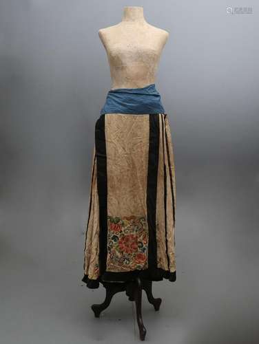 Chinese wedding skirt in embroidered silk, 19th Century.