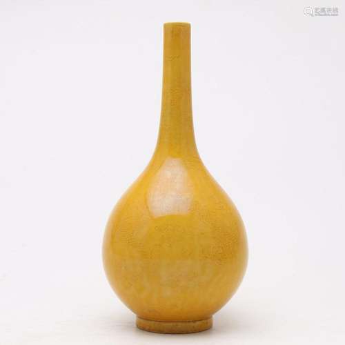 Chinese yellow porcelain vase, late 19th Century - early 20t...