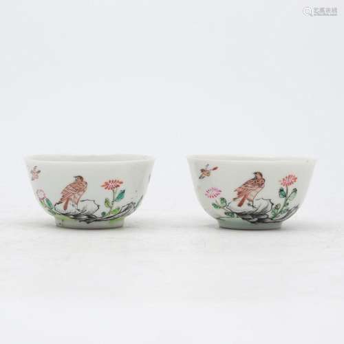 Pair of Yongzheng-style Chinese bowls in rose family porcela...