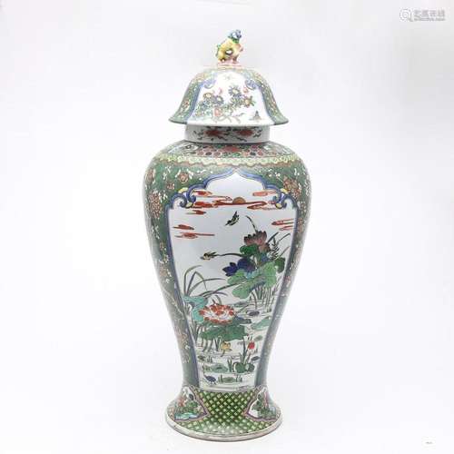 Chinese jar in green family porcelain, 20th Century.