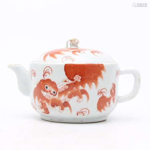 Chinese porcelain teapot, 20th Century.